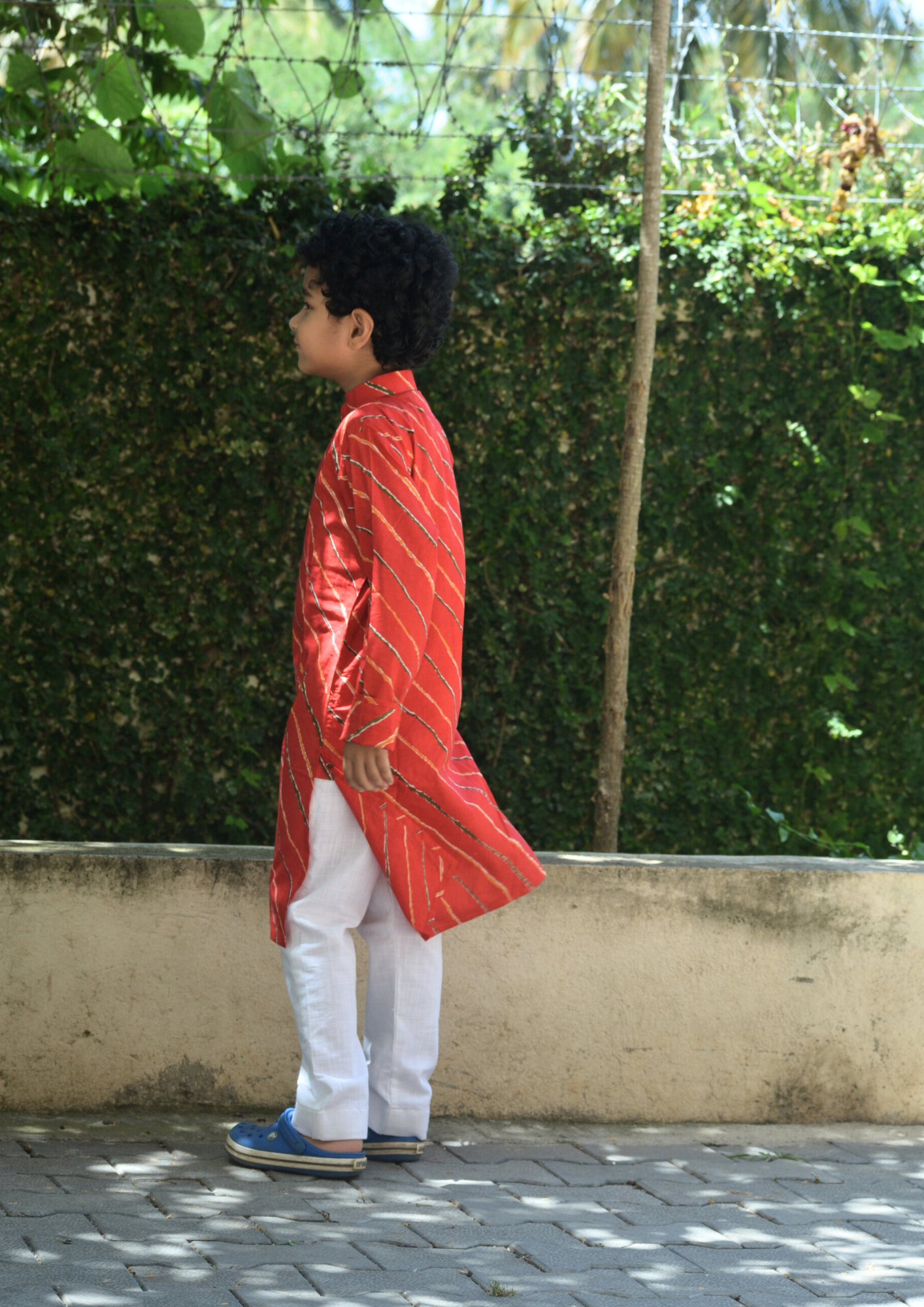 Red Leheriya Printed Cotton Kurta With White Pajama - Set of 2